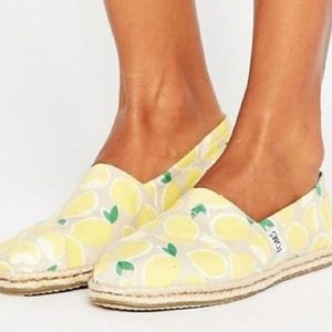 Tom's  canvas slip on shoe lemon print size 7
